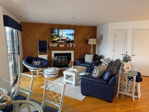 Smart TV, fireplace - Charming Lakefront Condo at Bernard's Landing, only steps from the shore! (Moneta)