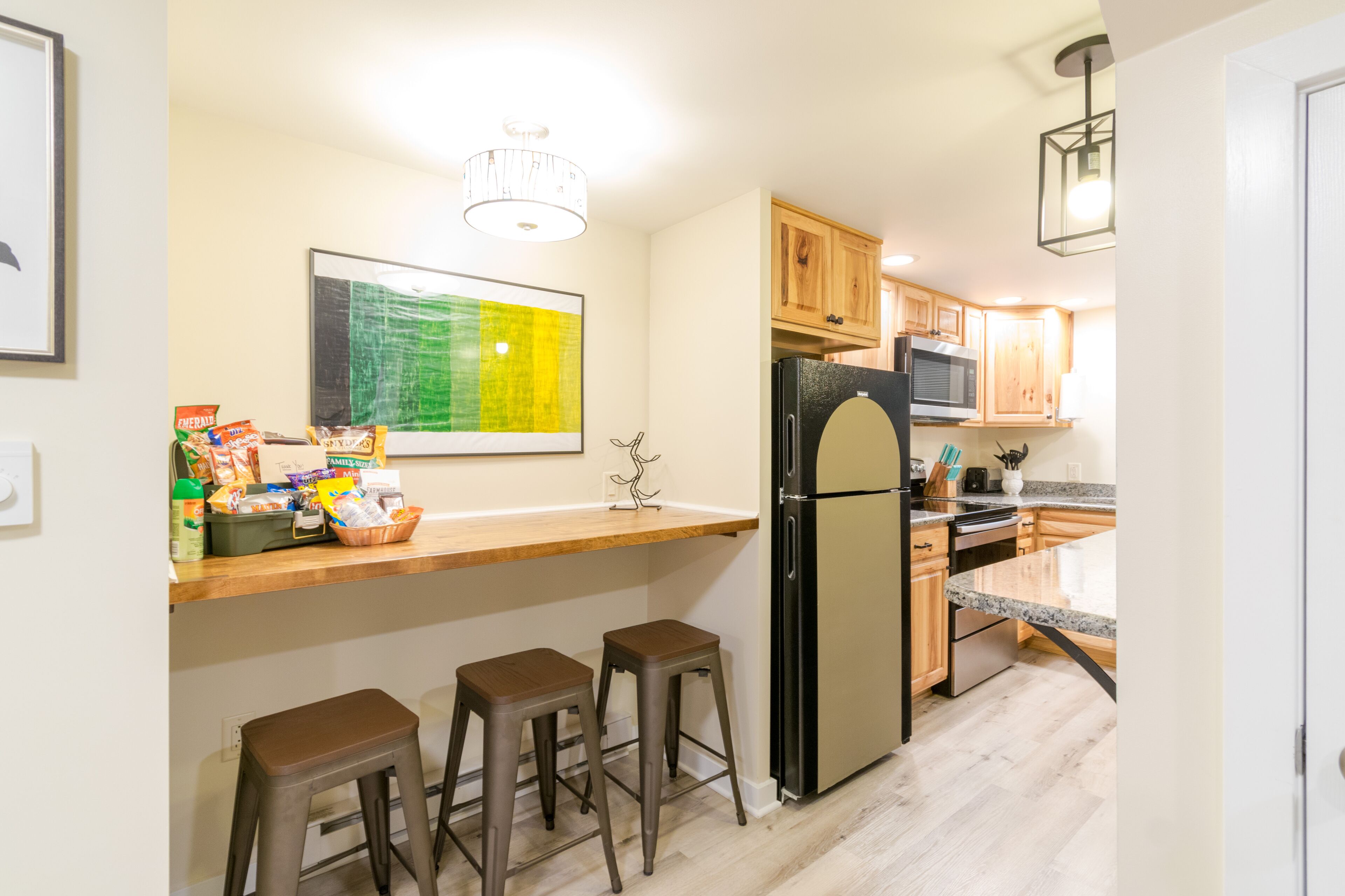 COOL CREEK COTTAGE: PSU Spring Creek Waterfront Oasis with Hot Tub