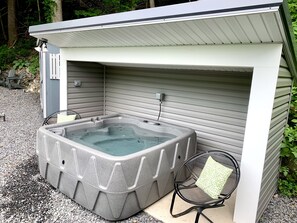 Outdoor spa tub - COOL CREEK COTTAGE: PSU Spring Creek Waterfront Oasis with Hot Tub (Bellefonte)