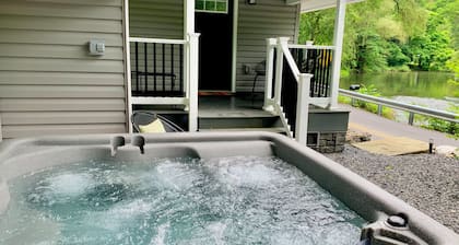 COOL CREEK COTTAGE: PSU Spring Creek Waterfront Oasis with Hot Tub