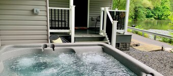 COOL CREEK COTTAGE: PSU Spring Creek Waterfront Oasis with Hot Tub