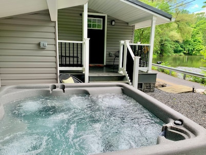 COOL CREEK COTTAGE: PSU Spring Creek Waterfront Oasis with Hot Tub