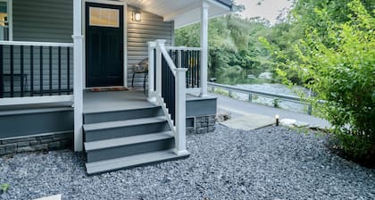 COOL CREEK COTTAGE: PSU Spring Creek Waterfront Oasis with Hot Tub