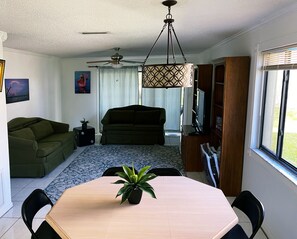Smart TV, DVD player, books - Hello Sunshine 321.. Lift Off (Titusville)