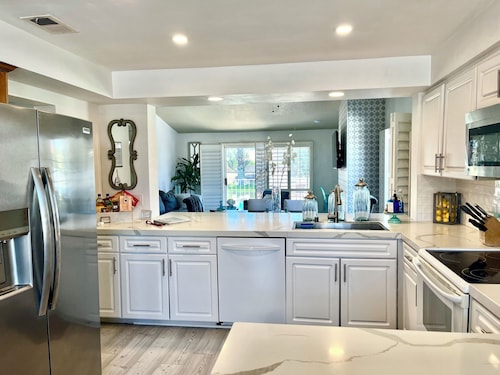 Gated Country Club Pool Villa /Acrisure Arena/ Tennis & Golf !