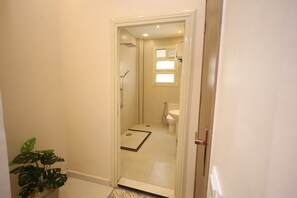 Shower, free toiletries, hair dryer, slippers - Victory Downtown Boutique Hotel (Cairo)