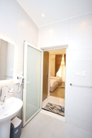 Ropa de cama hipoalergénica y minibar