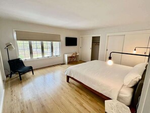 3 bedrooms, desk, iron/ironing board, travel crib