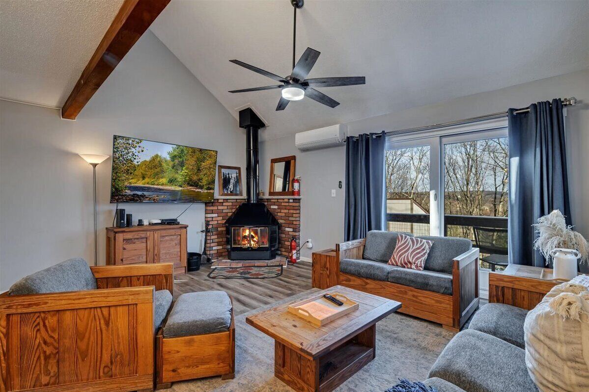 Smart-TV, Kamin, Videospiele, Bücher