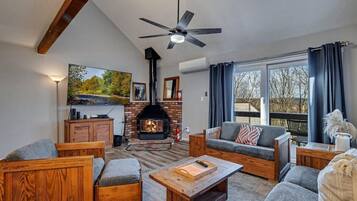 Smart-TV, Kamin, Videospiele, Bücher