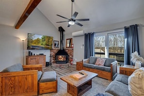 Smart-tv, eldstad, tv-spel och böcker