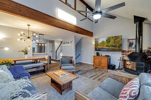 Smart TV, fireplace, video games, books -  C4 New Renovated Camelback Waterpark Zipline Ski  (Tannersville)