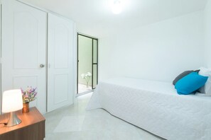 3 quartos, escrivaninha, ferros/tábuas de passar roupa