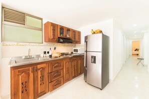 Kühlschrank, Mikrowelle, Wasserkocher mit Kaffee-/Teezubehör