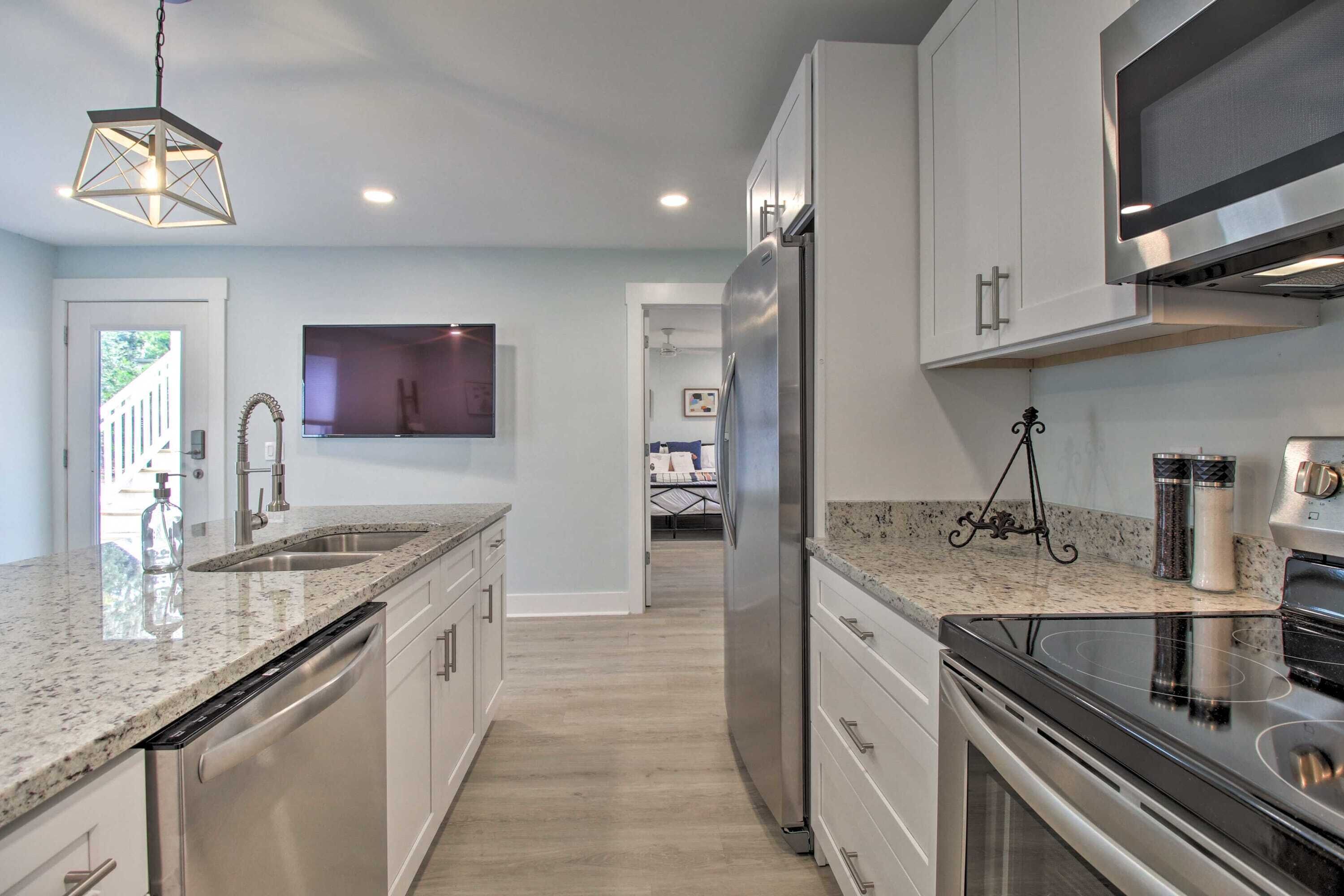 Kühlschrank, Mikrowelle, Herdplatte, Geschirrspüler