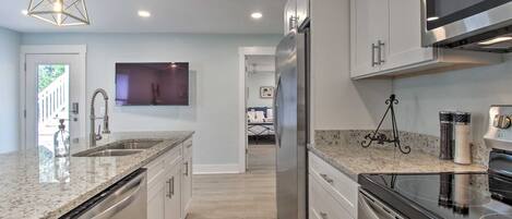 Jääkaappi, mikroaaltouuni, liesi, astianpesukone