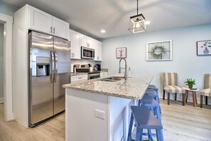 Jääkaappi, mikroaaltouuni, liesi, astianpesukone