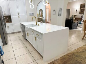 Interior - FLORIDA PALMS- 5BR HOME 3 MILES TO BEACH - PRIVATE POOL & HOT TUB (Lake Worth)