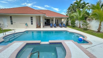 Piscine extérieure, piscine chauffée