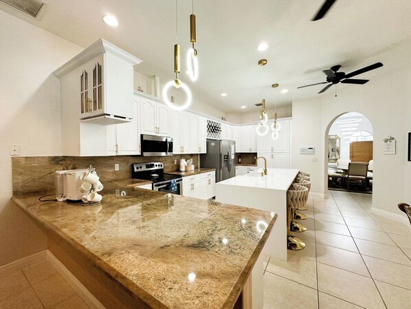 Fridge, microwave, oven, stovetop - FLORIDA PALMS- 5BR HOME 3 MILES TO BEACH - PRIVATE POOL & HOT TUB (Lake Worth)