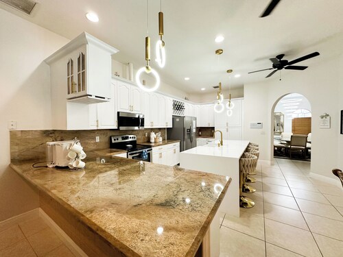 FLORIDA PALMS- 5BR HOME 3 MILES TO BEACH - PRIVATE POOL & HOT TUB