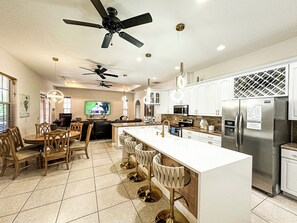 Fridge, microwave, oven, stovetop - FLORIDA PALMS- 5BR HOME 3 MILES TO BEACH - PRIVATE POOL & HOT TUB (Lake Worth)