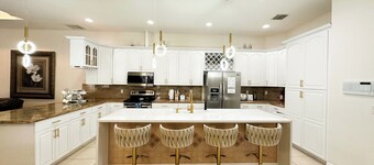 ELEGANT PALM BEACH HOME - 5BR/3BA - FENCED - PRIVATE POOL & HOT TUB