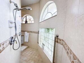 Combined shower/bathtub, jetted bath, hair dryer, towels