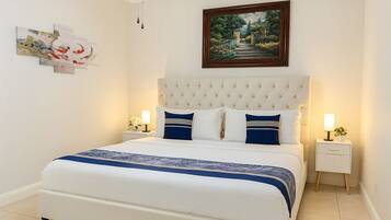 5 chambres, coffres-forts dans les chambres, bureau