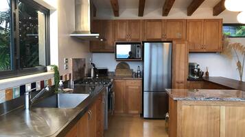 Réfrigérateur, four, plaque de cuisson, grille-pain