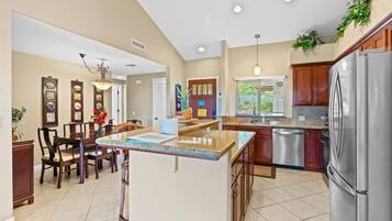 Fridge, microwave, stovetop, dishwasher