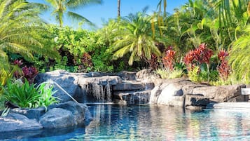 Piscine avec cascade