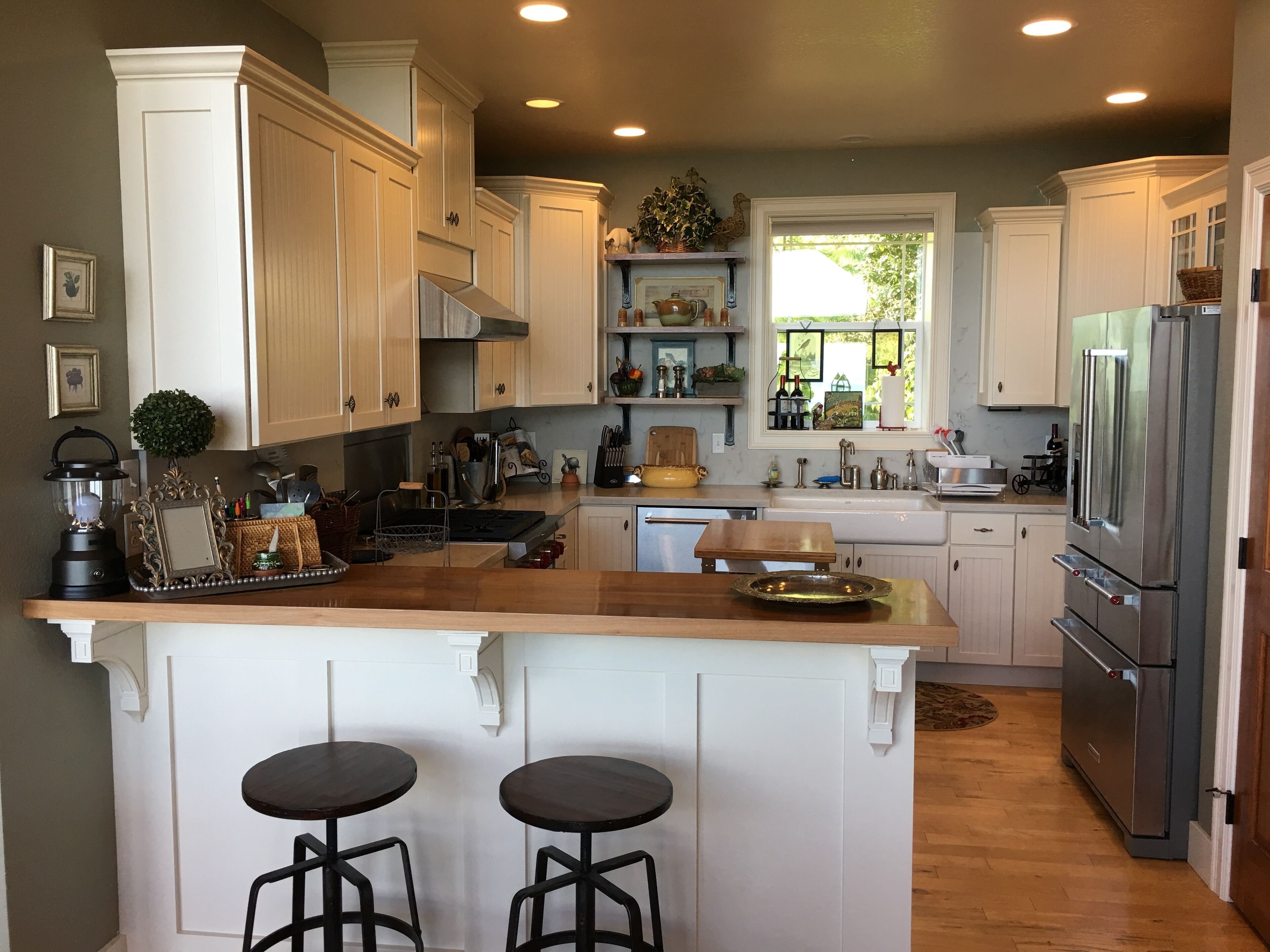 Mt. Pleasant Garden View Main Ranch House with Panoramic Saltwater Views of BC