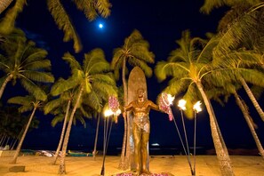 Beach nearby - World Famous Waikiki Beach, Includes parking. (Honolulu)