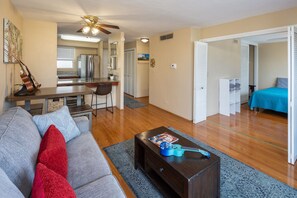 2 bedrooms, iron/ironing board, travel cot, free WiFi - World Famous Waikiki Beach, Includes parking. (Honolulu)