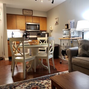Dining - The Shores Condo W/ King Bed<br>Nightly, Weekly or Monthly (Williamsburg)
