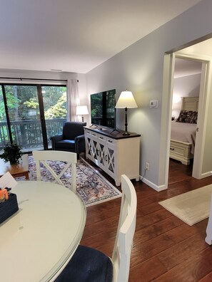 1 bedroom, iron/ironing board, WiFi, bed sheets - The Shores Condo W/ King Bed<br>Nightly, Weekly or Monthly (Williamsburg)