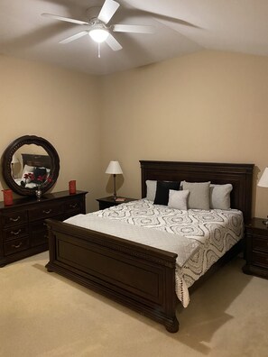 3 bedrooms, desk, iron/ironing board, travel crib - Only 2 miles from shopping, banking, food, entertainment,15 to downtown Atlanta (Lithonia)