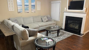 TV connectée, cheminée, livres, espaces bureaux