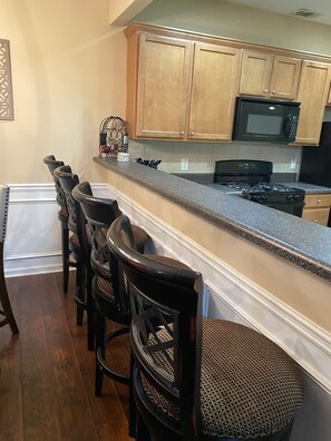 Fridge, microwave, oven, stovetop - Only 2 miles from shopping, banking, food, entertainment,15 to downtown Atlanta (Lithonia)