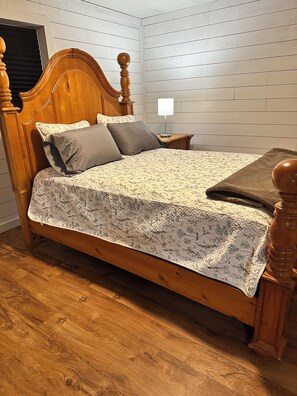 4 makuuhuonetta, työpöytä, silitysrauta/-lauta, vauvan matkasänky