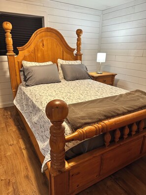 4 habitaciones, escritorio y tabla de planchar con plancha 