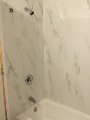Chuveiro/banheira combinados, toalhas de banho, sabonete, shampoo