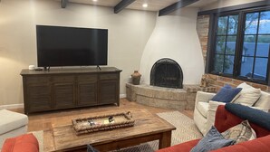 تلفزيون ذكي، مدفأة، كُتُب، ستيريو