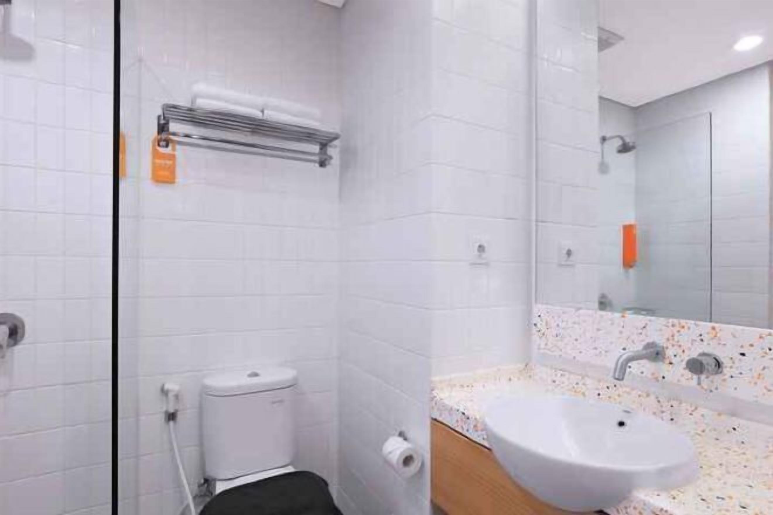 Ducha, pantuflas, bidet, toallas