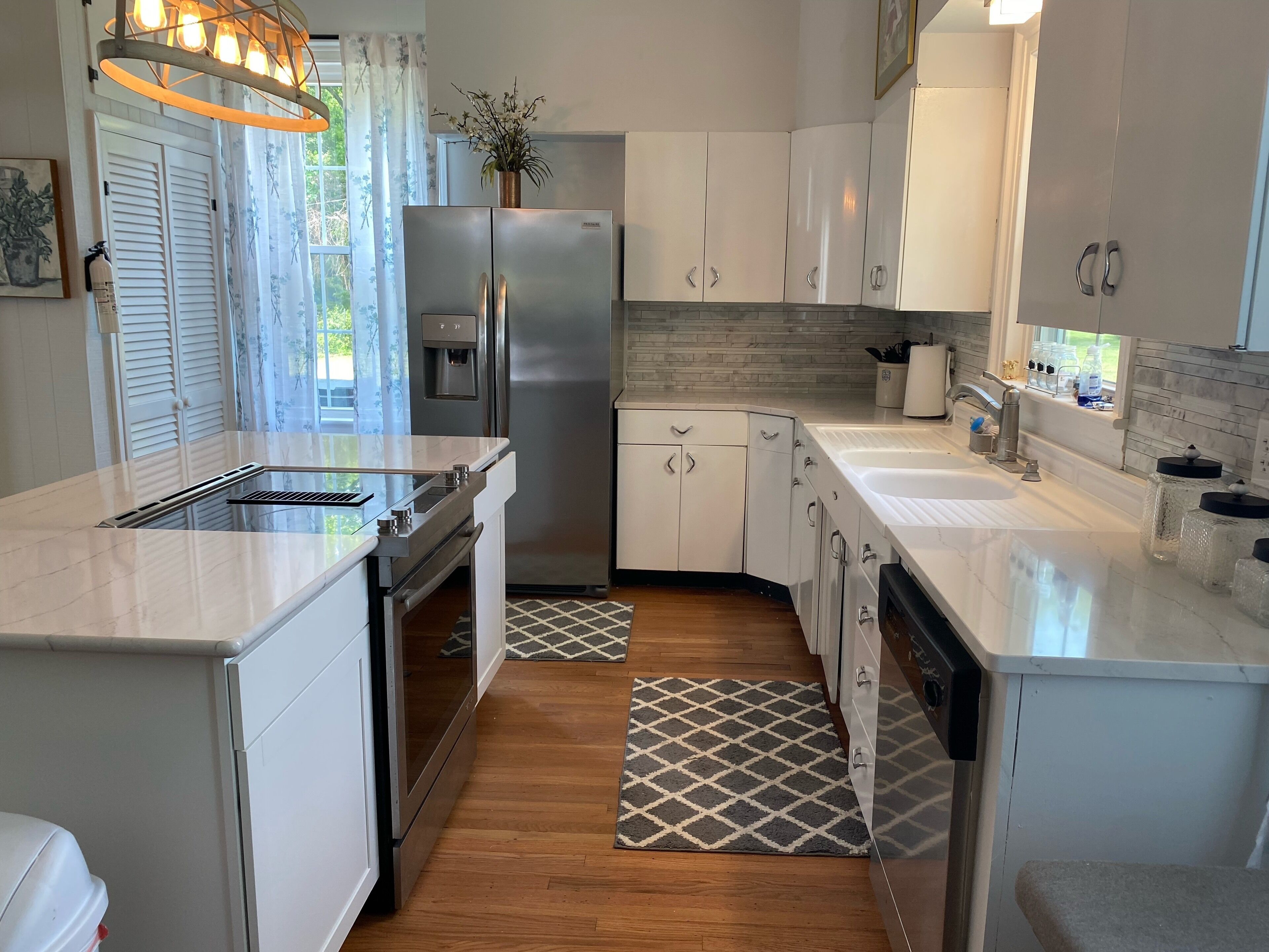 Beautiful newly renovated farm house overlooking 5 acre lake. ****New Rates ***