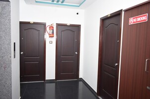 32-英寸LED 电视 （配 备卫星频道）、电视