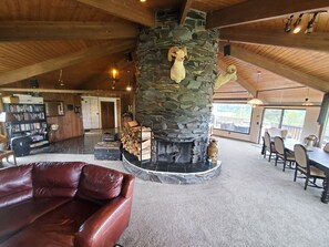 Interior - Welcome to Cindy's Place! Dodecagon retro romantic home in the Country! (Yelm)