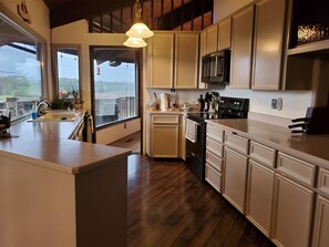 Private kitchen - Welcome to Cindy's Place! Dodecagon retro romantic home in the Country! (Yelm)