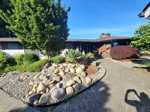 Exterior - Welcome to Cindy's Place! Dodecagon retro romantic home in the Country! (Yelm)